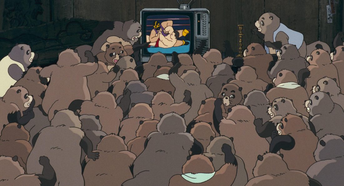Apiñados frente al televisor, en la penumbra de la madriguera
