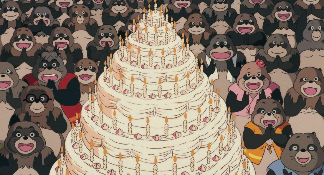 Rodeando la tarta gigantesca, con las velas encendidas