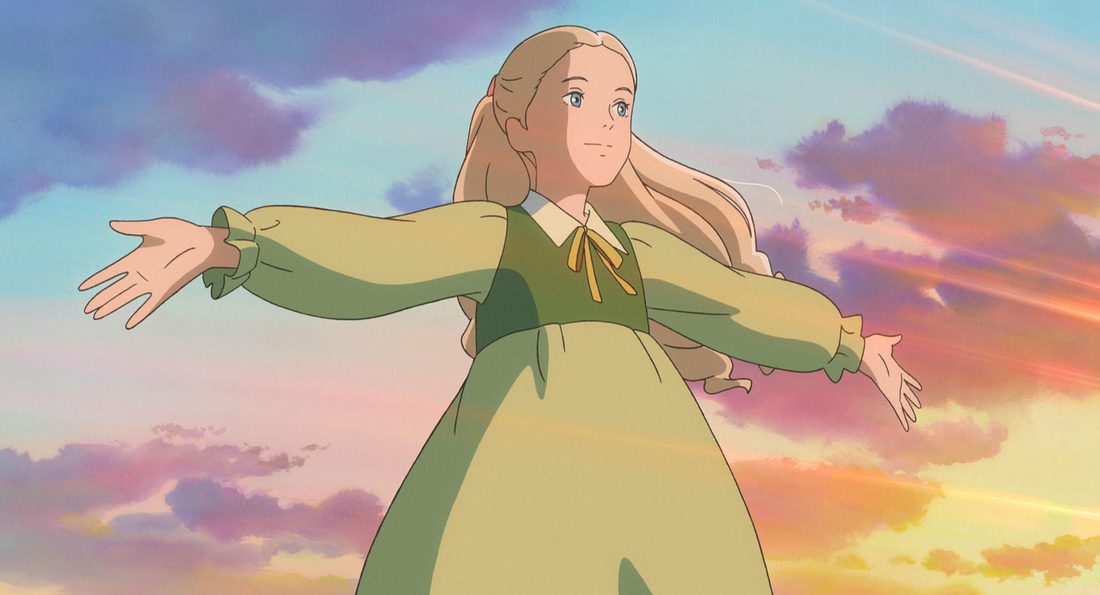Marnie abre los brazos contra el cielo del atardecer