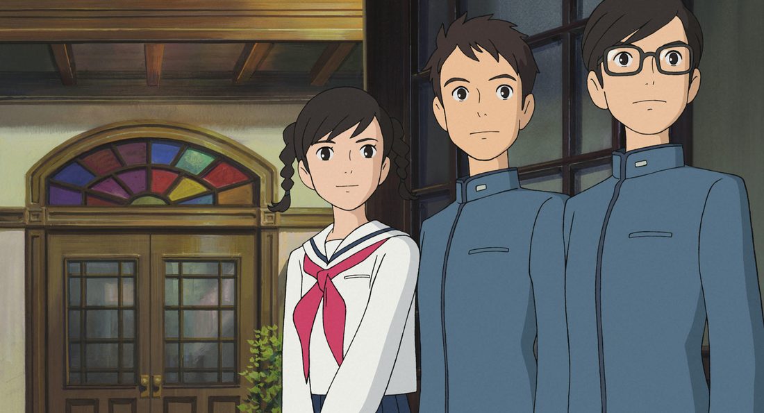 Mizunuma, con Umi y Shun, ante la puerta de vidrieras