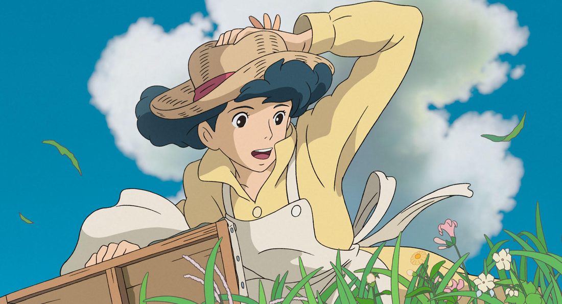 Naoko sujeta el sombrero de paja frente a su caballete