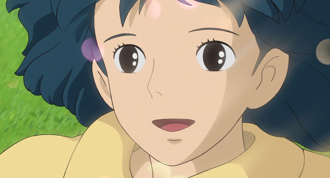 Primer plano de Naoko sonriendo en el prado