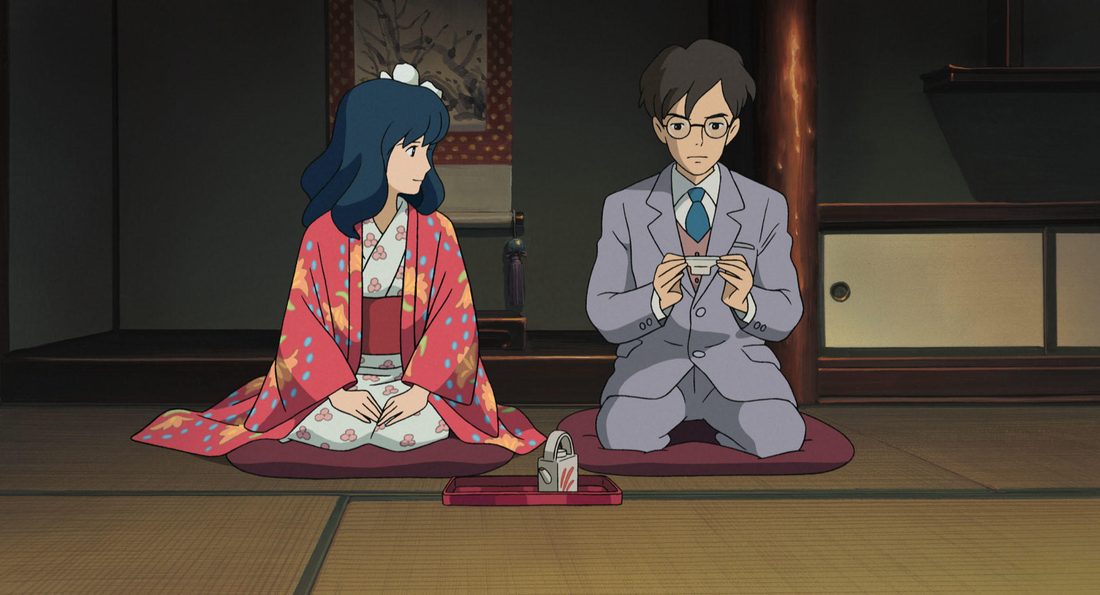 Naoko, de kimono rojo, arrodillada junto a Jirō en la boda