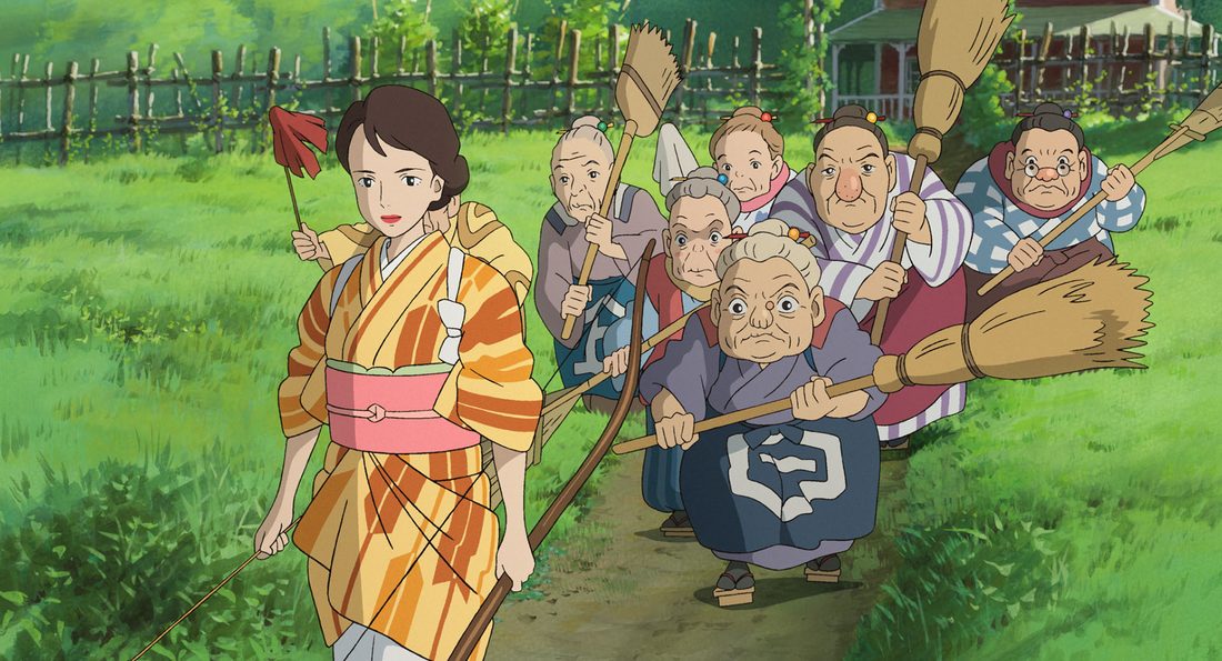 Natsuko, de kimono naranja, rodeada por las ancianas de la casa