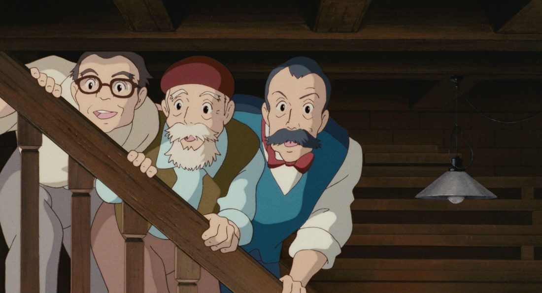 Nishi y sus amigos, asomados por la escalera del taller