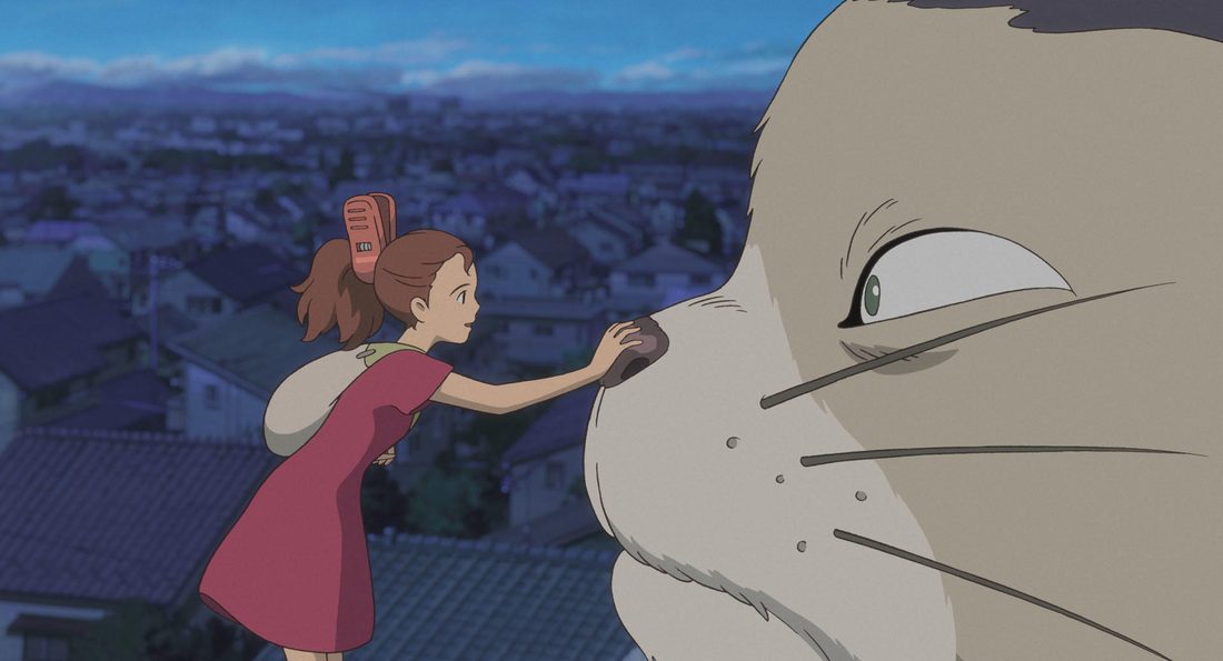 Niya de cerca mientras Arrietty le acaricia el hocico