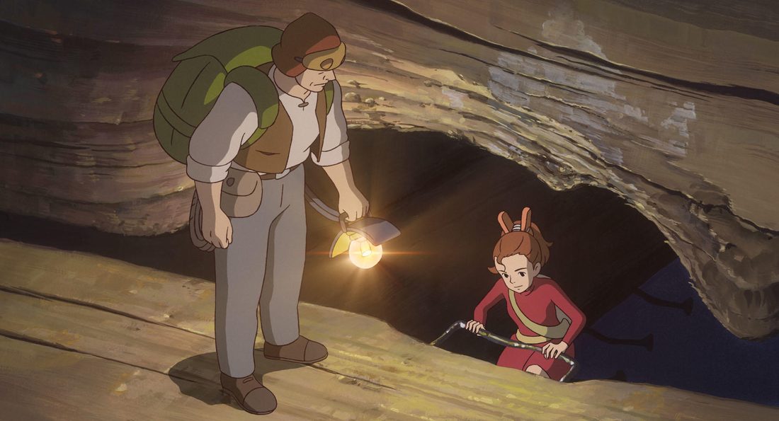 Pod alumbrando con el farol bajo las tablas, junto a Arrietty