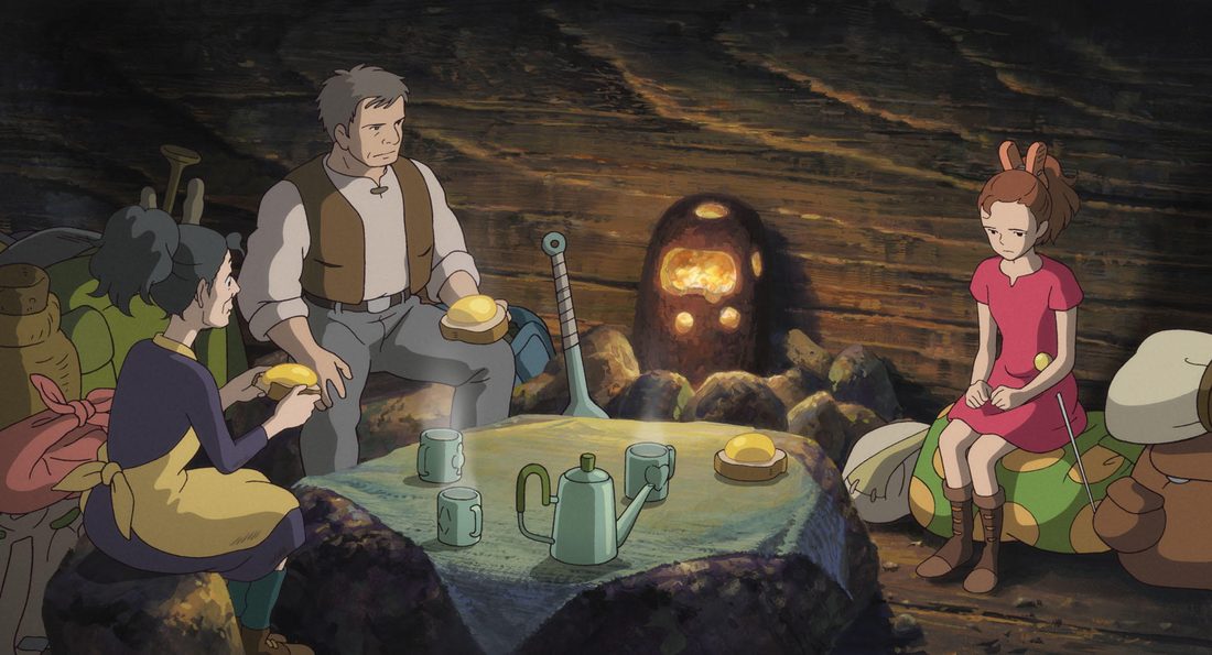 Pod de pie junto a la mesa de la cena, con Homily y Arrietty
