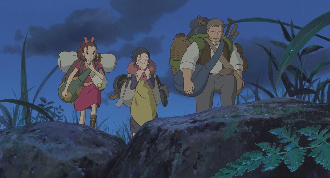 Pod con la mochila a la espalda, de noche, junto a Homily y Arrietty