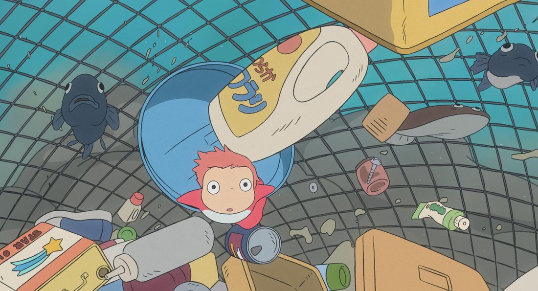 Ponyo, todavía pez, atrapada en un tarro entre la basura