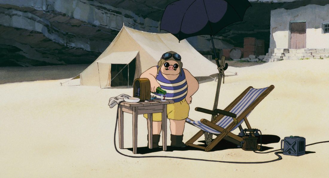 Porco escucha la radio en la playa de su escondite