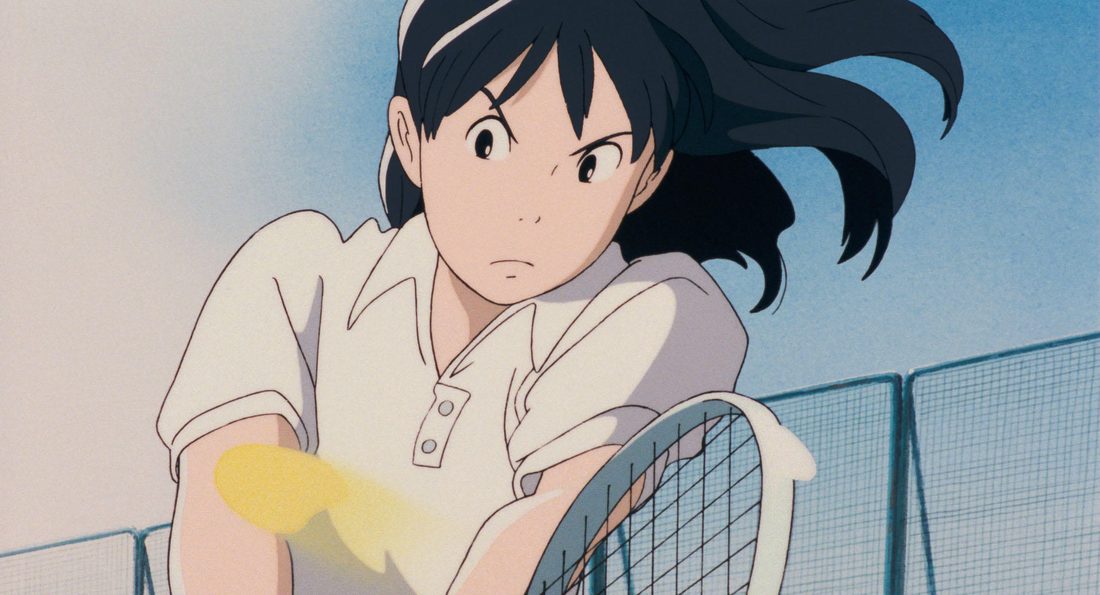 Rikako devuelve una bola en la pista de tenis