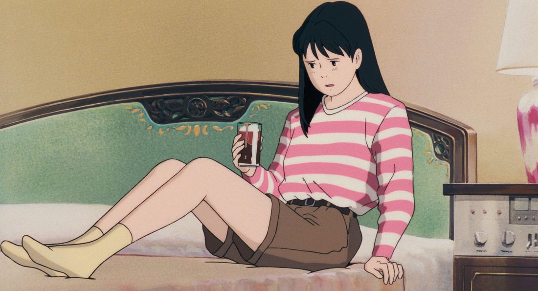 Rikako, sentada en la cama del hotel de Tokio, con un refresco