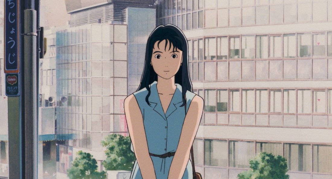 Rikako, de pie en la calle, con vestido azul