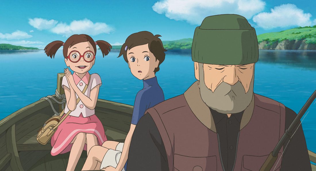 Sayaka, con sus gafas rojas, en la barca junto a Anna