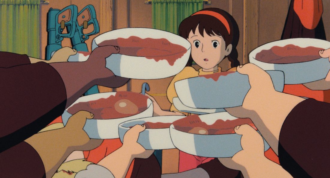 Los piratas tienden sus cuencos a Sheeta en la cocina