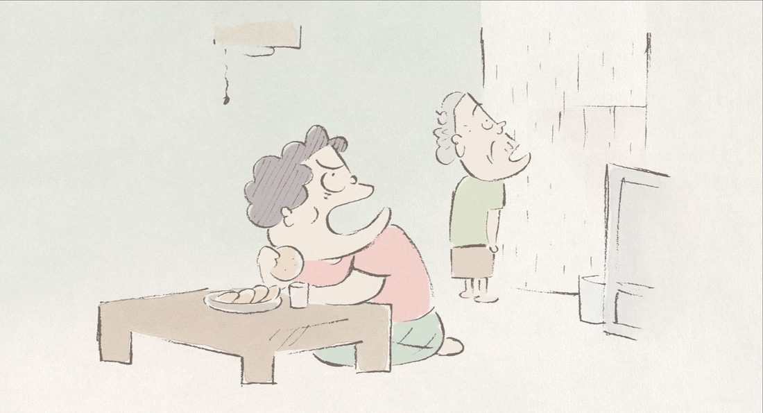 La abuela Shige, de pie, mientras Matsuko come en la mesa baja