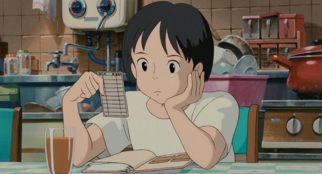 Mira la ficha de la biblioteca en la mesa de la cocina