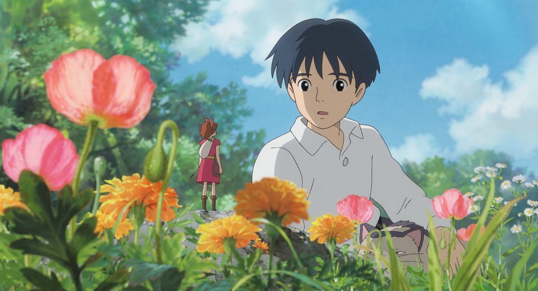Sho entre las flores del jardín, con Arrietty diminuta delante