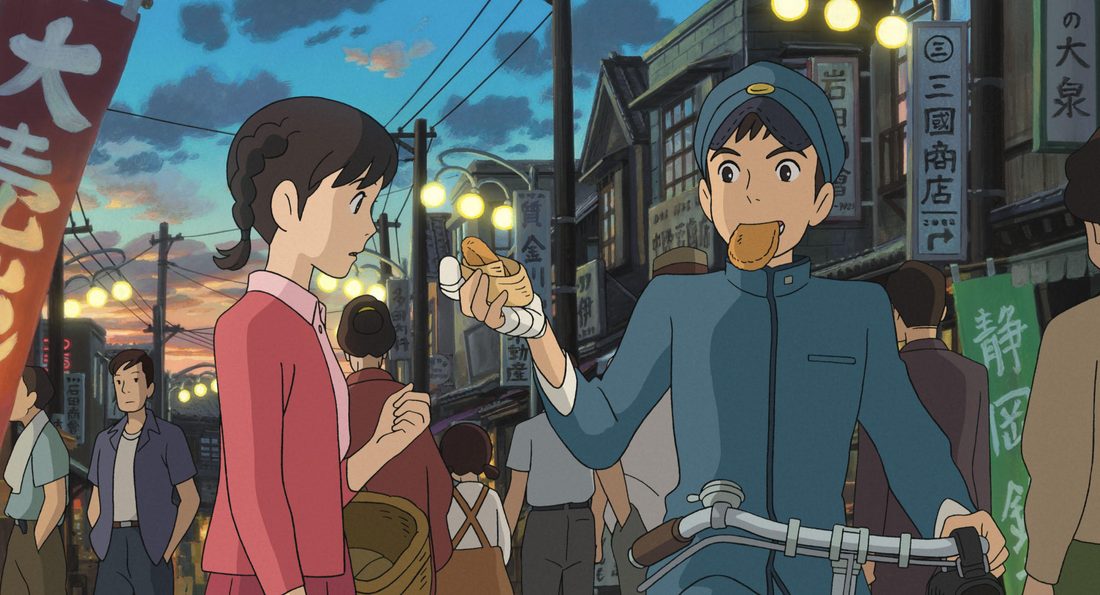 Shun, en bicicleta, ofrece algo a Umi en la calle comercial