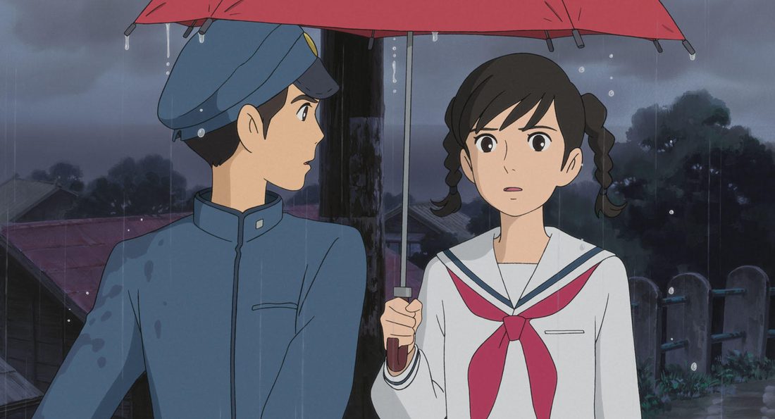 Shun y Umi bajo el paraguas rojo, al anochecer