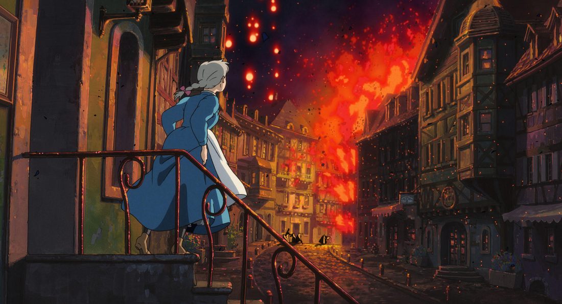 Sophie baja las escaleras con la ciudad ardiendo al fondo