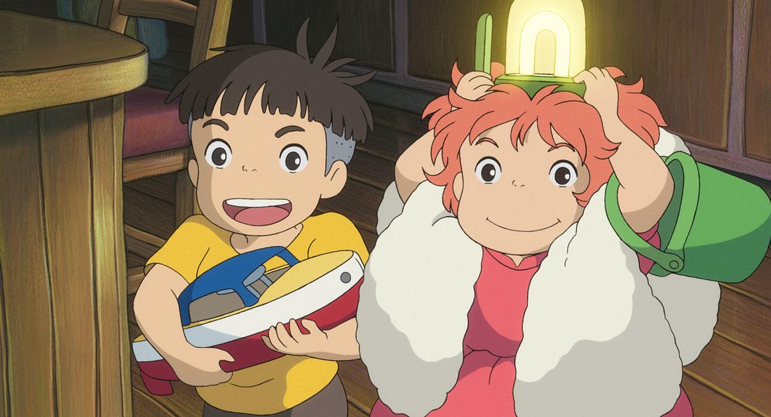 Sōsuke enseña su barco de juguete a Ponyo