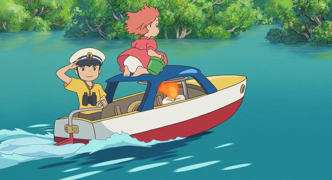 Sōsuke, con gorra de capitán, gobierna el barco de juguete