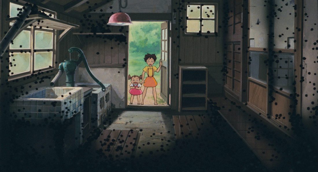 Los mismos bichos, en la casa vacía de Totoro, donde se llaman makkurokurosuke