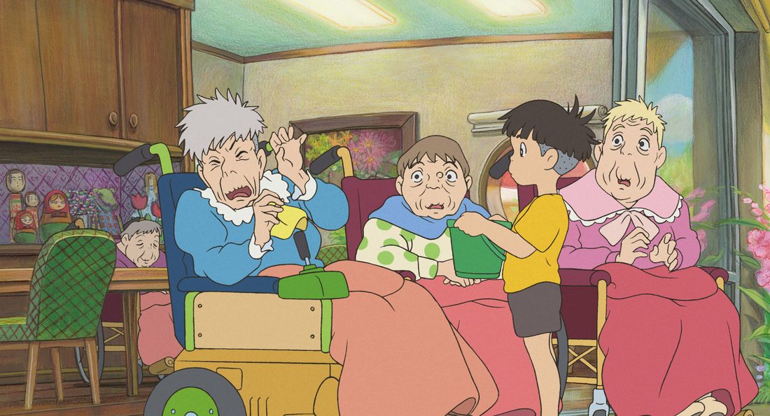 Toki, en su silla de ruedas, con Sōsuke en la residencia