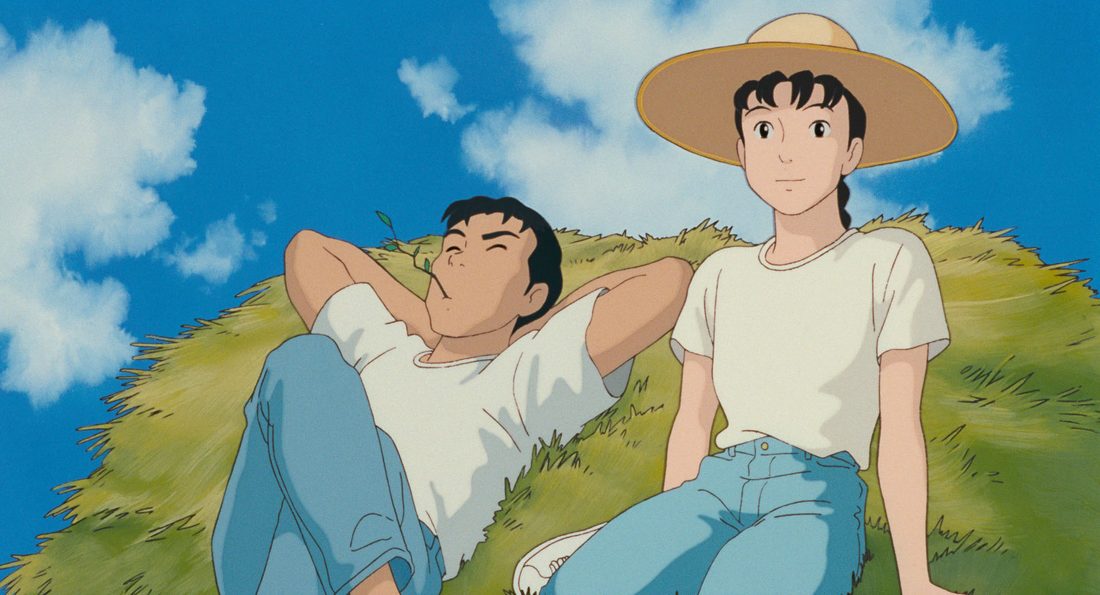 Toshio tumbado en la hierba, con Taeko sentada al lado