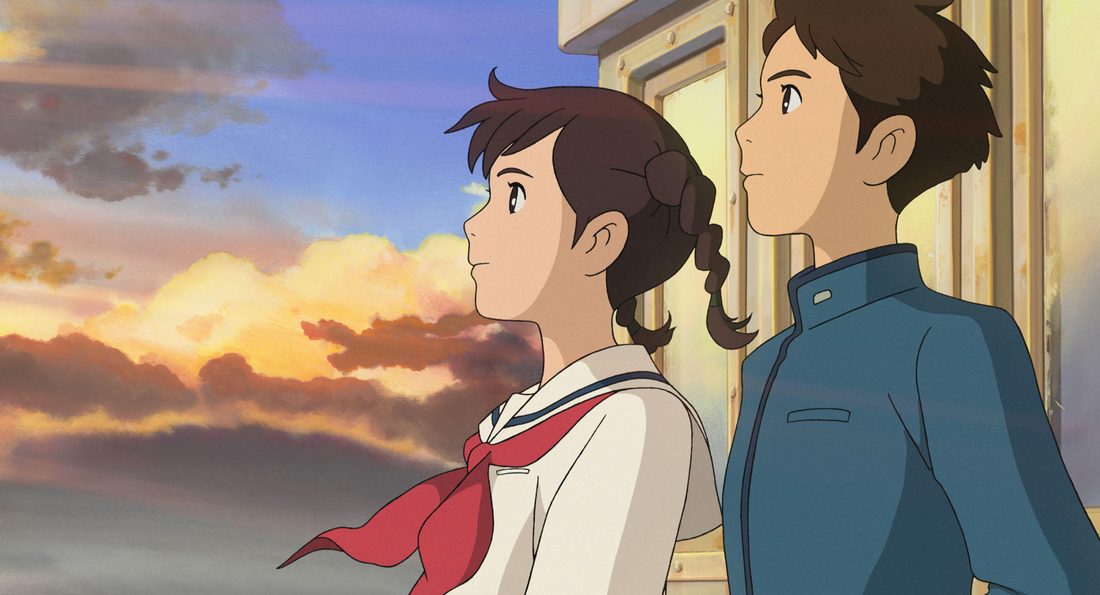 Umi mira el cielo del atardecer junto a Shun