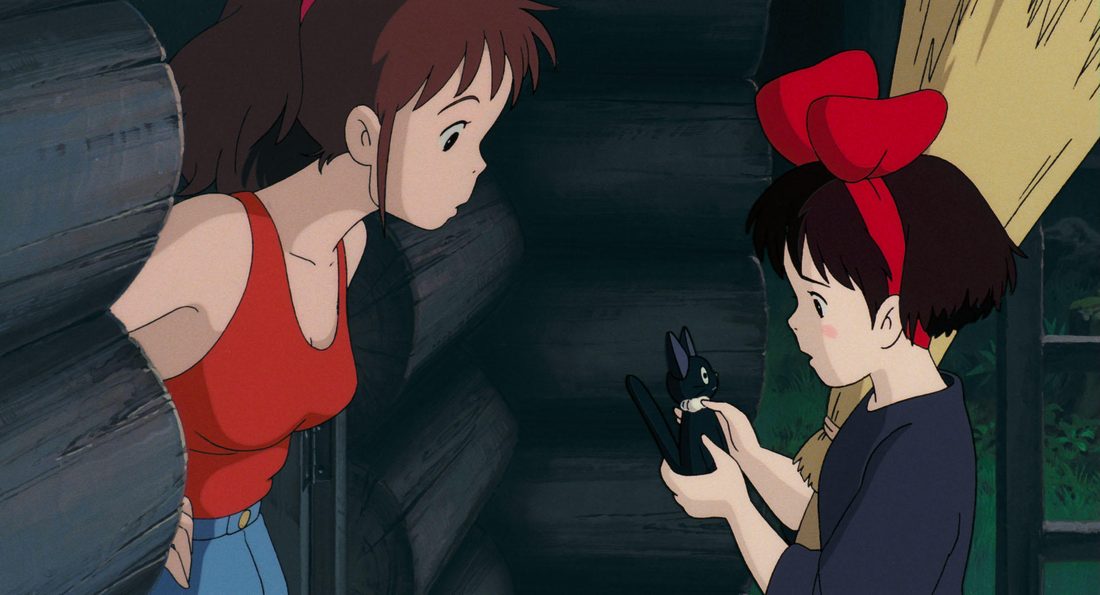 Ursula observa a Kiki con el gato de peluche en las manos