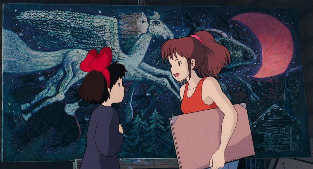 Ursula, con un lienzo bajo el brazo, delante de su pintura