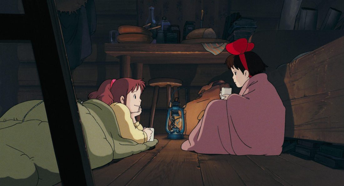 Ursula y Kiki hablan de noche en la cabaña del bosque