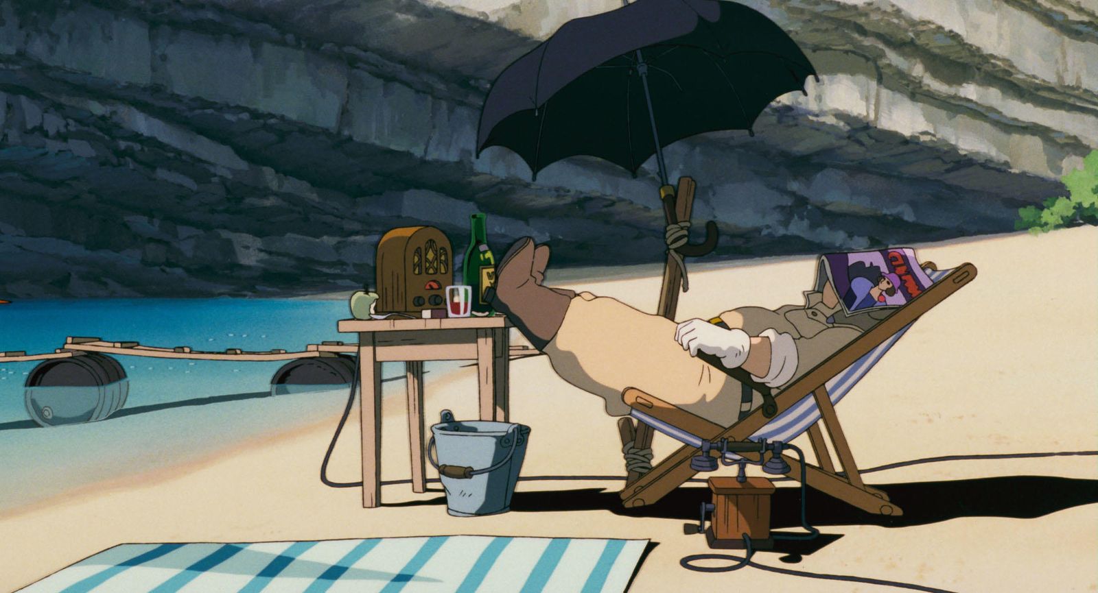 Marco descansa en su cala, con la radio y una sombrilla